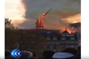 لحظة انهيار برج كاتدرائية نوتردام التاريخية في باريس(فيديو)