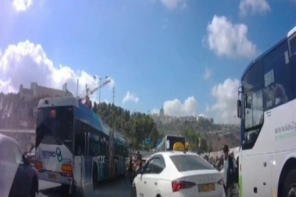 لحظة تنفيذ عملية القدس وفرار المستوطنين الصـ.ـهاينة