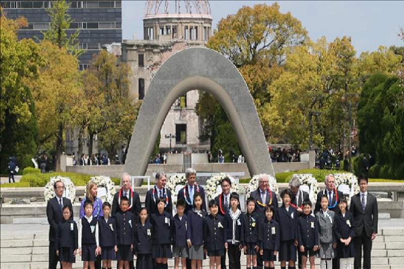 كيري يزور نصب السلام في هيروشيما اليابانية