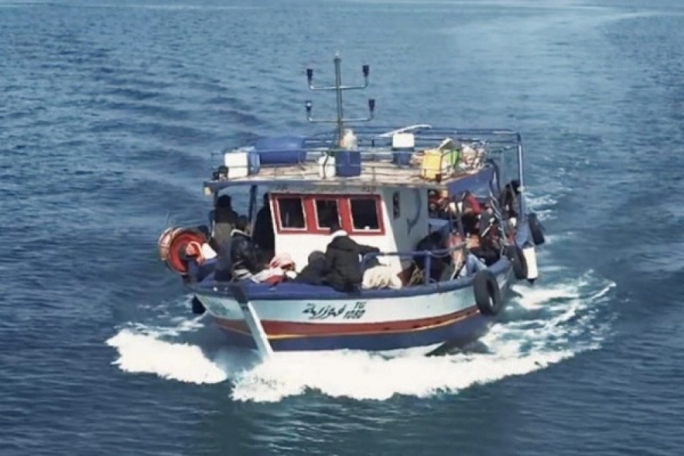 صفاقس: جيش البحر ينقذ  38 مهاجرا غير نظامي أوشك قاربهم على الغرق