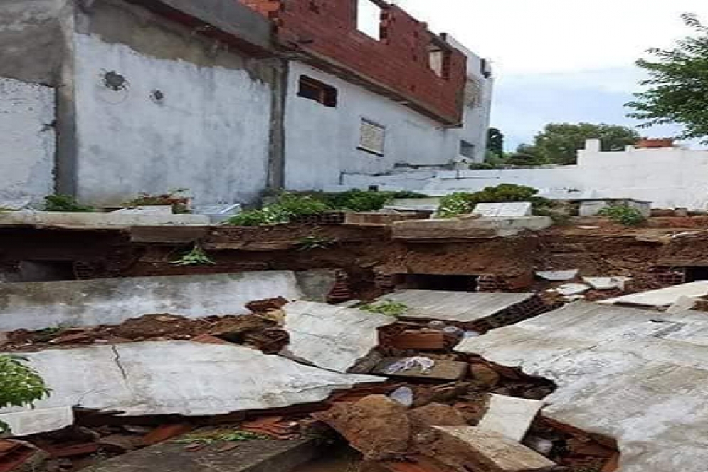 بسبب الأمطار:انهيار أحد المقابر بالمرسى(صور)