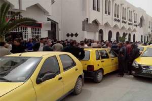 القيروان : سواق التاكسي يربطون أعناقهم بالسلاسل
