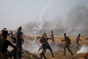 قوات الاحتلال تُنفّذ غارات على غزة وحماس ترد بالقذائف