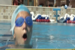 بالفيديو:طفل مصري يخوض تدريبات السباحة بلا ذراعين