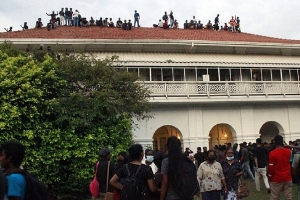 محتجون يقتحمون مكتب رئيس الوزراء السريلانكي