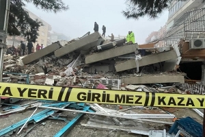 تركيا...ارتفاع عدد ضحايا الزلزال إلى 912 قتيلا و 5383 مصابا