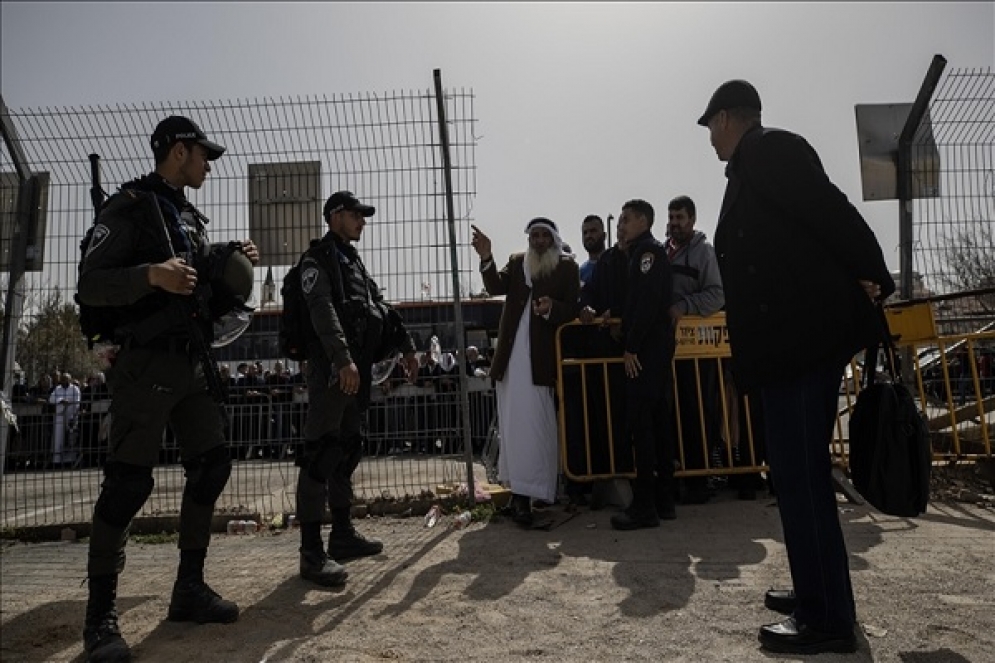 سلطات الاحتلال تُقيد وصول فلسطينيين من الضفة للصلاة في الأقصى