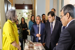 وزير السياحة ينتقد ضعف حضور المنتوجات التقليدية بالمطارات التونسية