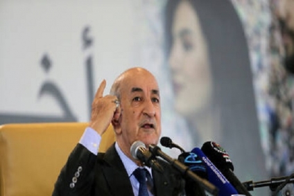 الرئيس الجزائري يتهم وزير الداخلية الفرنسي بـ"الكذب" بشأن خفض عدد التأشيرات