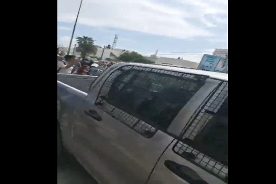 &nbsp;بعد رفع ''ديقاج'' في وجهه : ابعاد &nbsp;القوماني في سيارة أمنية من أمام مقر البرلمان