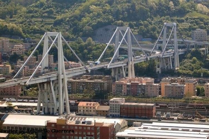 مقتل العشرات بانهيار أحد جسور السيارات في مدينة جنوة الإيطالية