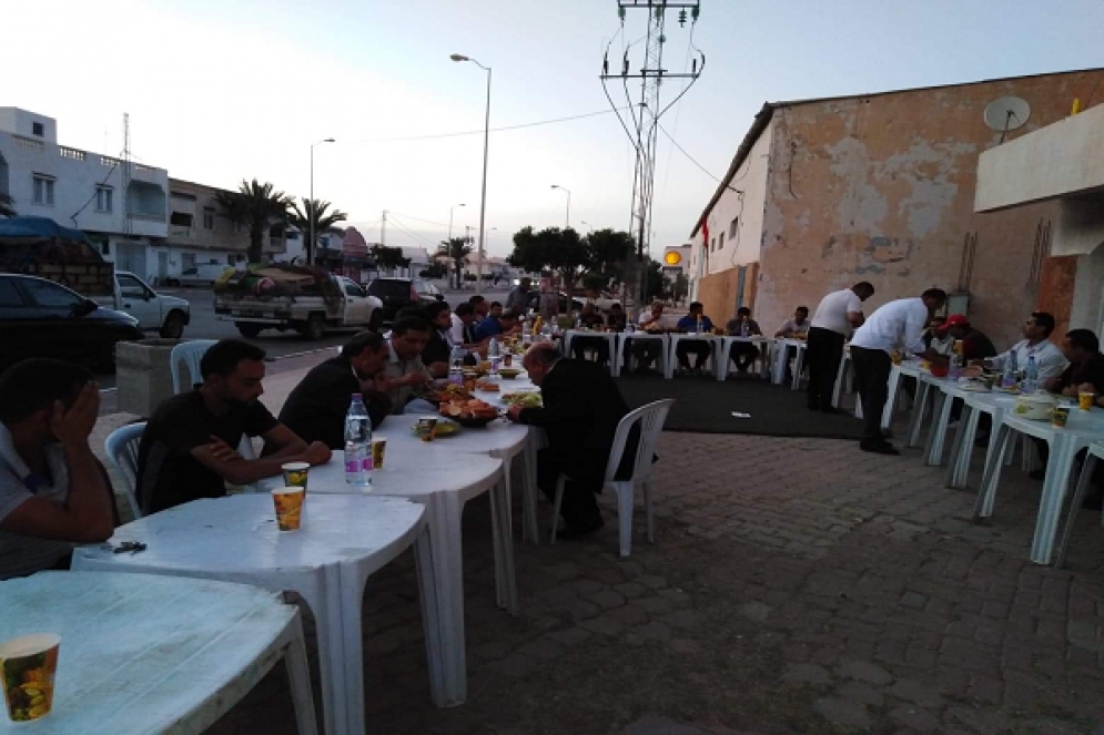 تطاوين:أمنيون يشاركون عائلات الشهدا الإفطار