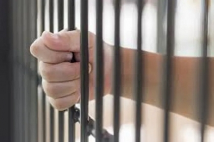 الاحتفاظ بأربع فتيات سلبن تلميذة وعنّفنها حدّ الإغماء