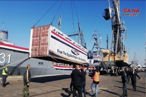 مُحمّلة بحوالي 500 طن من المُساعدات...سفينة مصرية تصل ميناء اللاذقية السوري