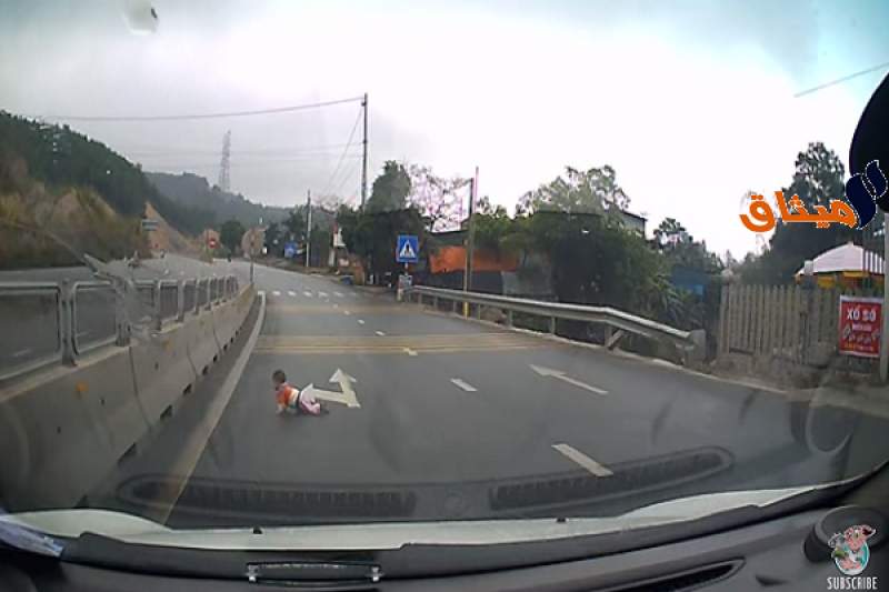 بالفيديو:رضيع يهرب من أمه ويقطع الطريق السريع زحفا
