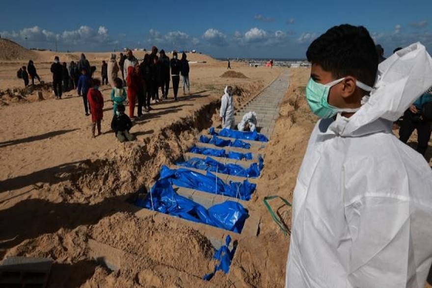 غزة تتسلم دفعة جديدة من جثامين الأسرى الشهداء عبر الصليب الأحمر