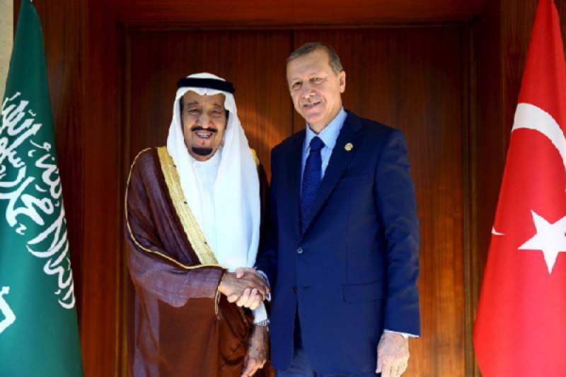 ملك السعودية يحط الرحال في أنقرة بعد القاهرة