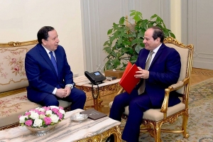 وزير الخارجية  يسلّم الرئيس المصري دعوة للمشاركة في القمّة العربية