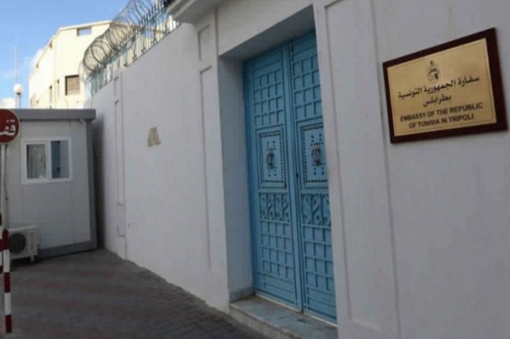 سفارة تونس بطرابلس تدعو الجالية التونسية الى توخي الحذر
