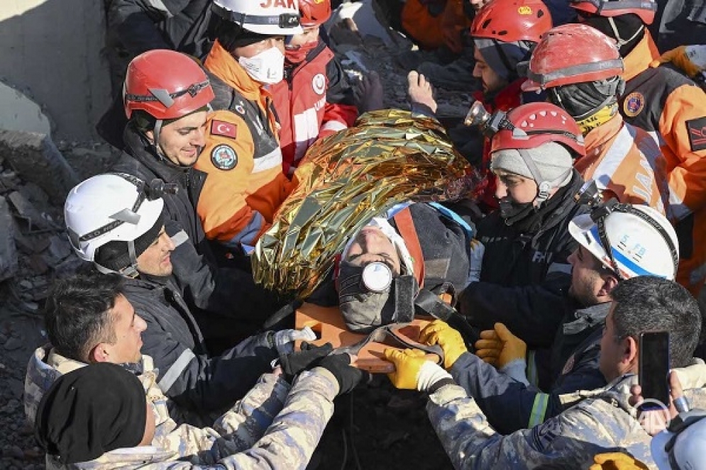 بعد مرور 198 من الزلزال...انقاذ شقيقين من تحت الأنقاض في تركيا