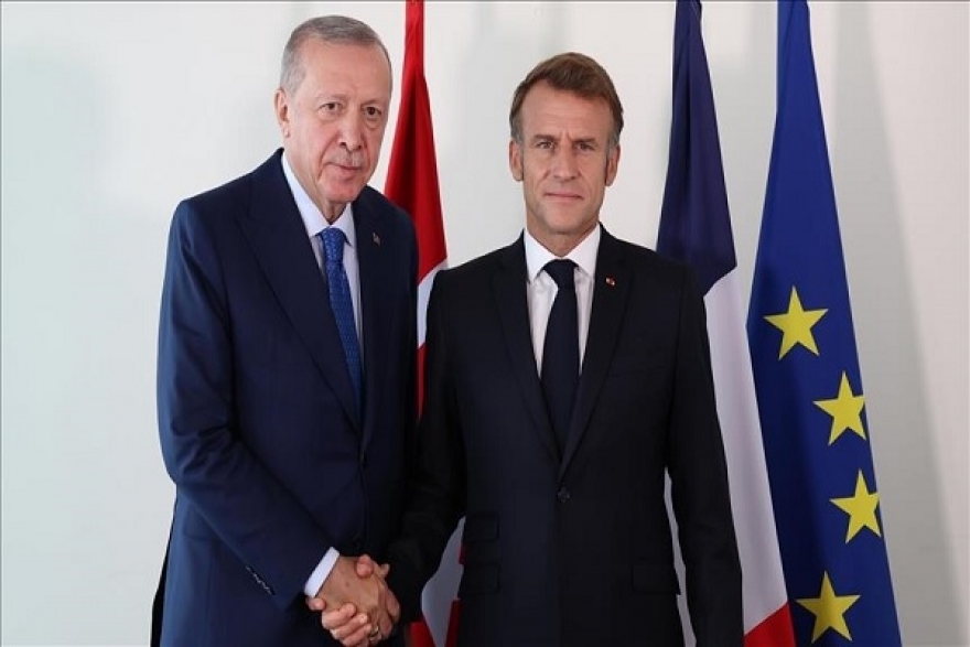 أردوغان وماكرون يناقشان تطورات الحرب على إيران