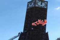 هدد بالانتحار:شخص يتسلق ساعة شارع الحبيب بورقيبة حاملا "خبزة"(صور و فيديو)