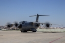 طائرة نقل عسكرية إيطالية ضخمة تهبط في مطار مصراتة