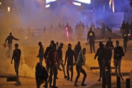 لبنان:الشرطة&nbsp; تتصدى لمحاولات اقتحام ساحة الاعتصام وسط بيروت