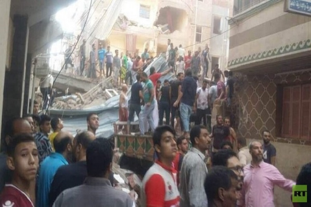 صور: انهيار عقار بمدينة المحلة المصرية و البحث جار عن مفقودين