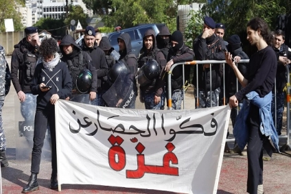 لبنان...ناشطون يحتجون أمام السفارة المصرية في بيروت للمطالبة بفتح معبر رفح