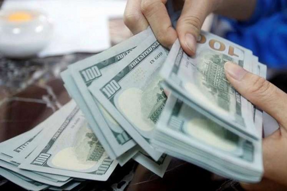 العراق:&quot;داعشي&quot; ينثر دولارات أثناء مطاردته في الموصل (صور)