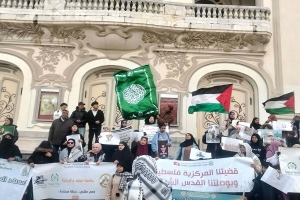 طلبة جامعة الزيتونة ينظمون وقفة احتجاجية رفضًا لقانون إعدام الأسرى (صور)