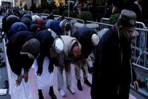 نيورك: مسلمون يتحدون ترامب ويصلون أمام مقره الانتخابي