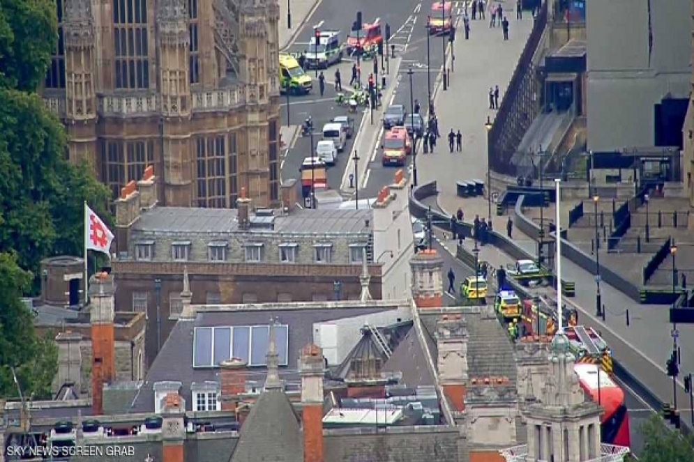 جرحى جراء اصطدام سيارة بمدخل البرلمان البريطاني