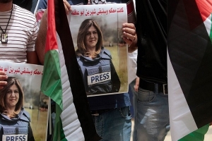 قناة &quot;الجزيرة&quot; تقرر رفع قضية اغتيال شيرين أبو عاقلة للجنائية الدولية