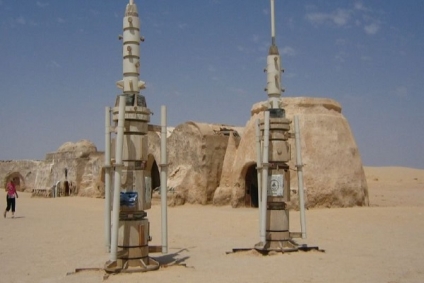 توزر...ترميم ديكور فيلم &#039;حرب النجوم&#039; في عنق الجمل