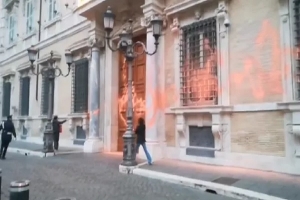 إيطاليا...نشطاء البيئة يعتدون على مبنى مجلس الشيوخ في العاصمة روما