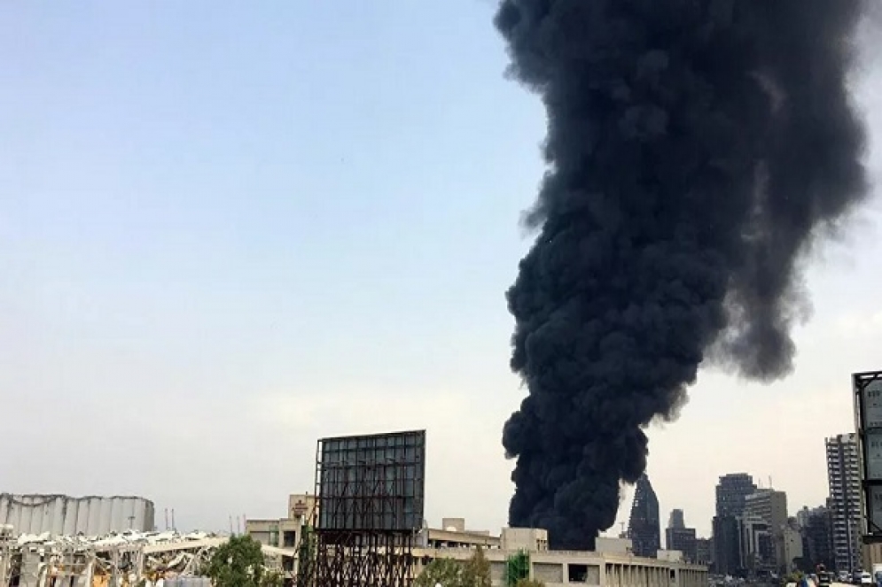اندلاع حريق كبير في منطقة مرفأ بيروت