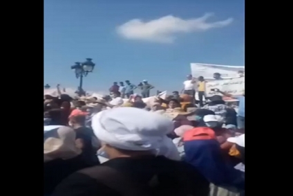 القصبة: تنسيقية ''الإنتداب حقي'' تحتج و ضبط معايير الانتداب من أبزر المطالب (فيديو)