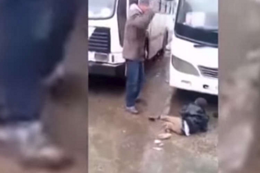 فيديو يُوثق ضرب طفل إفريقي يخلف صدمة في الشارع الجزائري