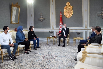 خلال لقائه نشطاء المجتمع المدني بعقارب: سعيّد يتعهد بحلّ ملف النفايات في أقرب الآجال &nbsp;&nbsp;