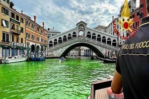السلطات الإيطالية تكشف عن سبب تحوّل مياه البندقية إلى اللّون الأخضر
