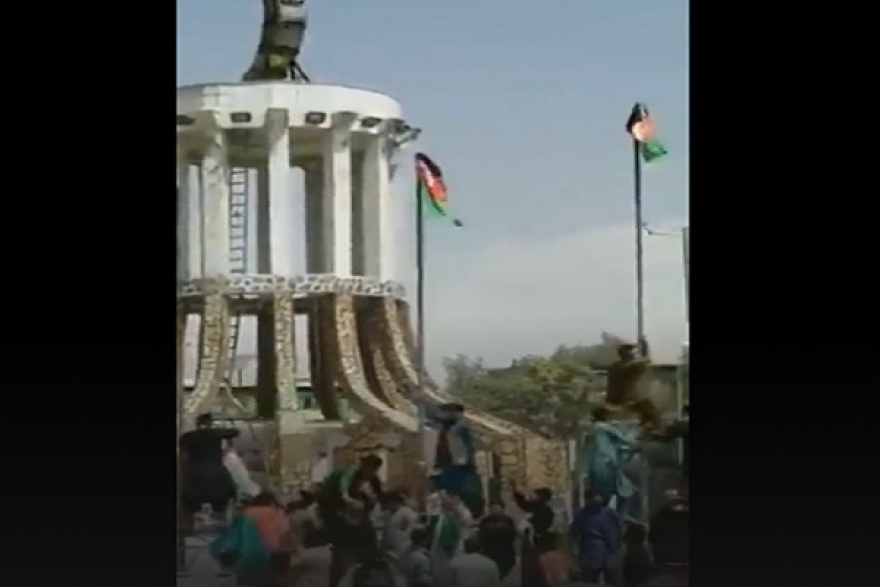 انتفاضة العلم في أفغانستان...متظاهرون يتحدون راية طالبان و يرفعون العلم الافغاني وسط كابل