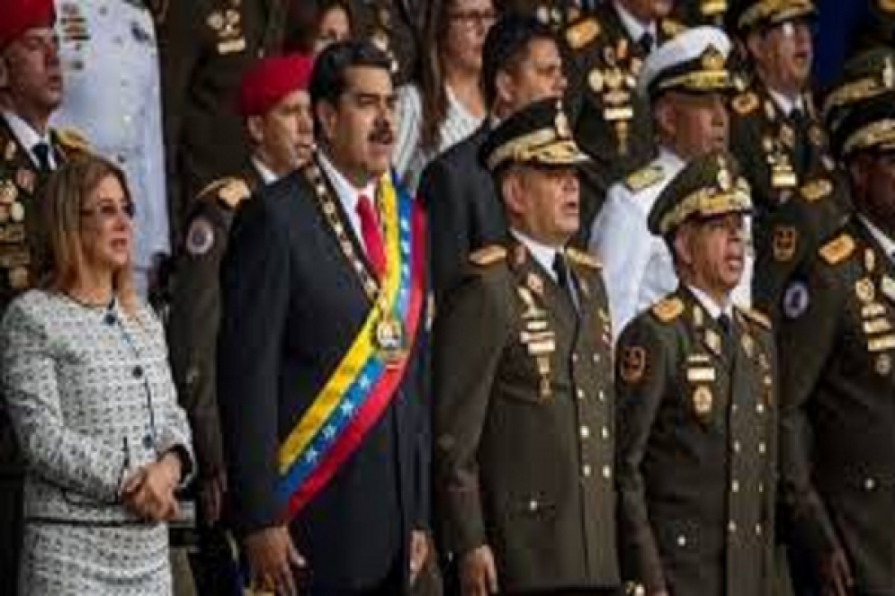 الرئيس الفنزويلي يتوعد الضالعين في &quot;محاولة اغتياله&quot; بعقاب لا رحمة فيه