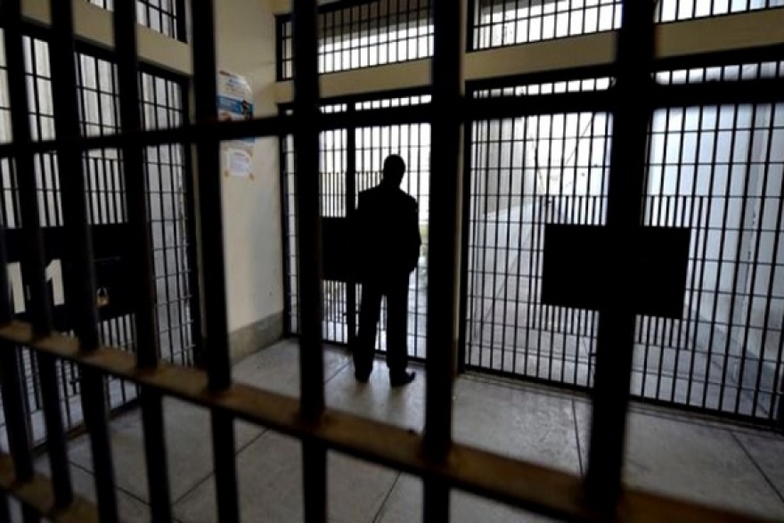 ابتدائية تونس: السجن والخطية المالية لموظف سابق استغل هاتف الوزارة للاتصال بخطيبته