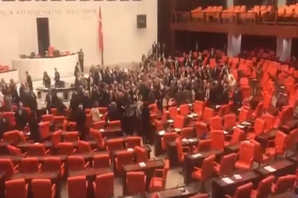 البرلمان التركي:عراك جماعي بالأيدي محوره إدلب