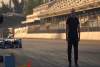 بالفيديو: بهلواني يقوم بقفزة مرعبة أمام سيارة فورمولا 