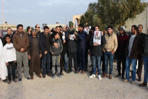 محتجون يطالبون بتفويض سيف الإسلام القذافي زمام ليبيا 