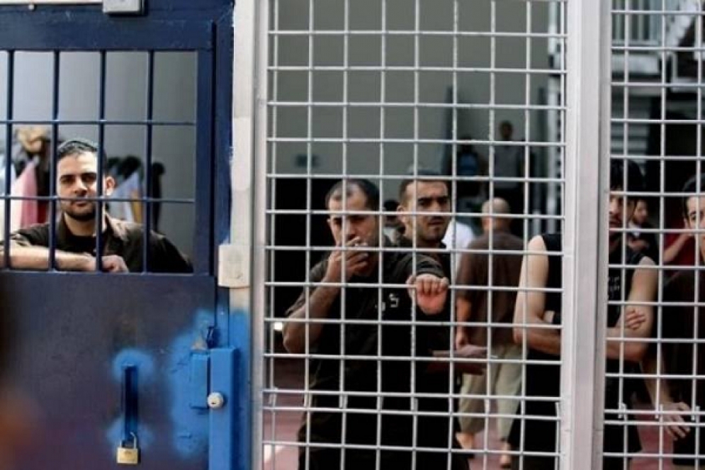 &quot; شؤون الأسرى&quot;: حياة الاسرى الفلسطينيين مهددة بالخطر بعد اقتحام سجن عوفر(فيديو)