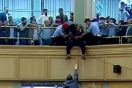 رجل أردني حاول الانتحار داخل البرلمان(فيديو)